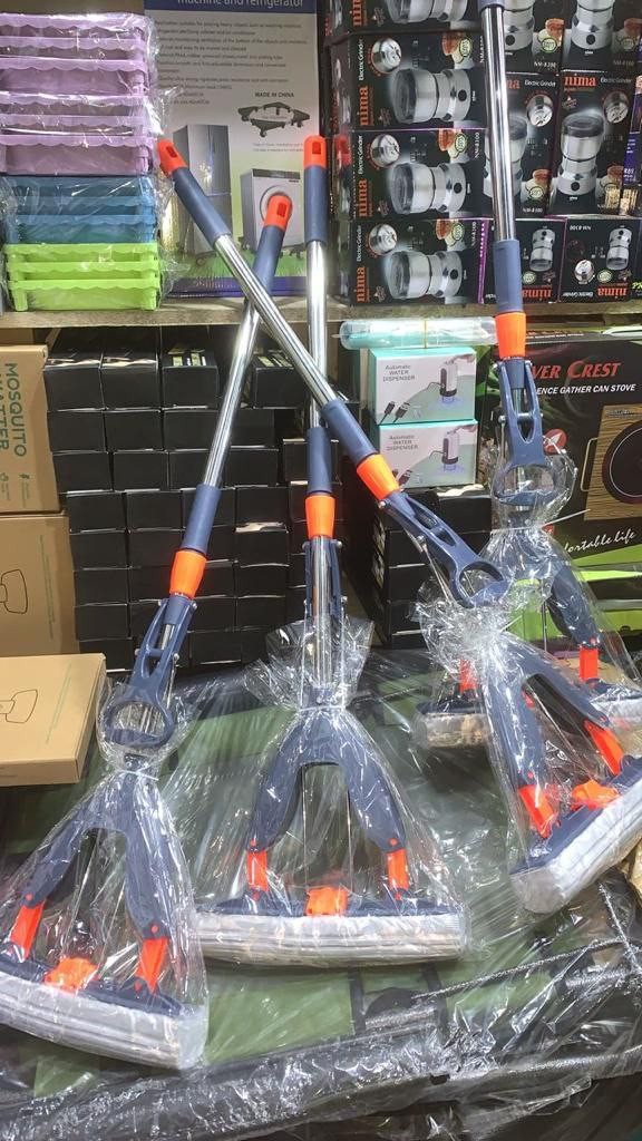 Self squeezing mop
